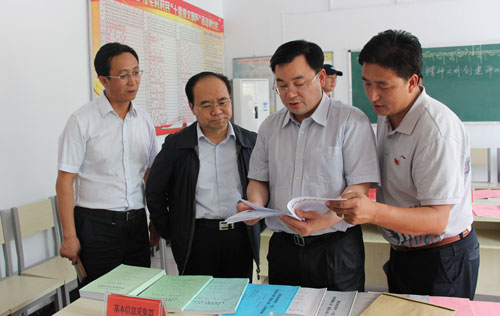 青海省委常委、组织部长 胡昌升(右二)